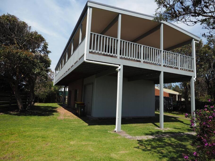 Sunset Deck Beach House Sandy Point Villa Exterior foto