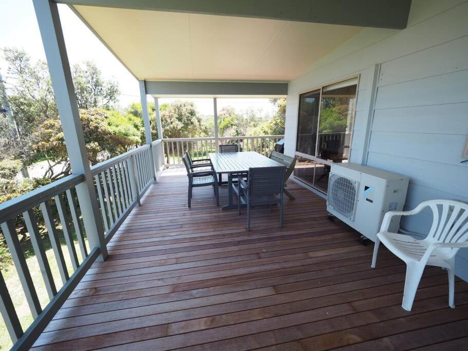 Sunset Deck Beach House Sandy Point Villa Exterior foto