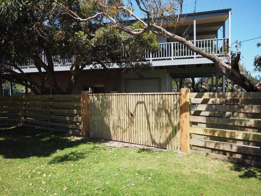 Sunset Deck Beach House Sandy Point Villa Exterior foto